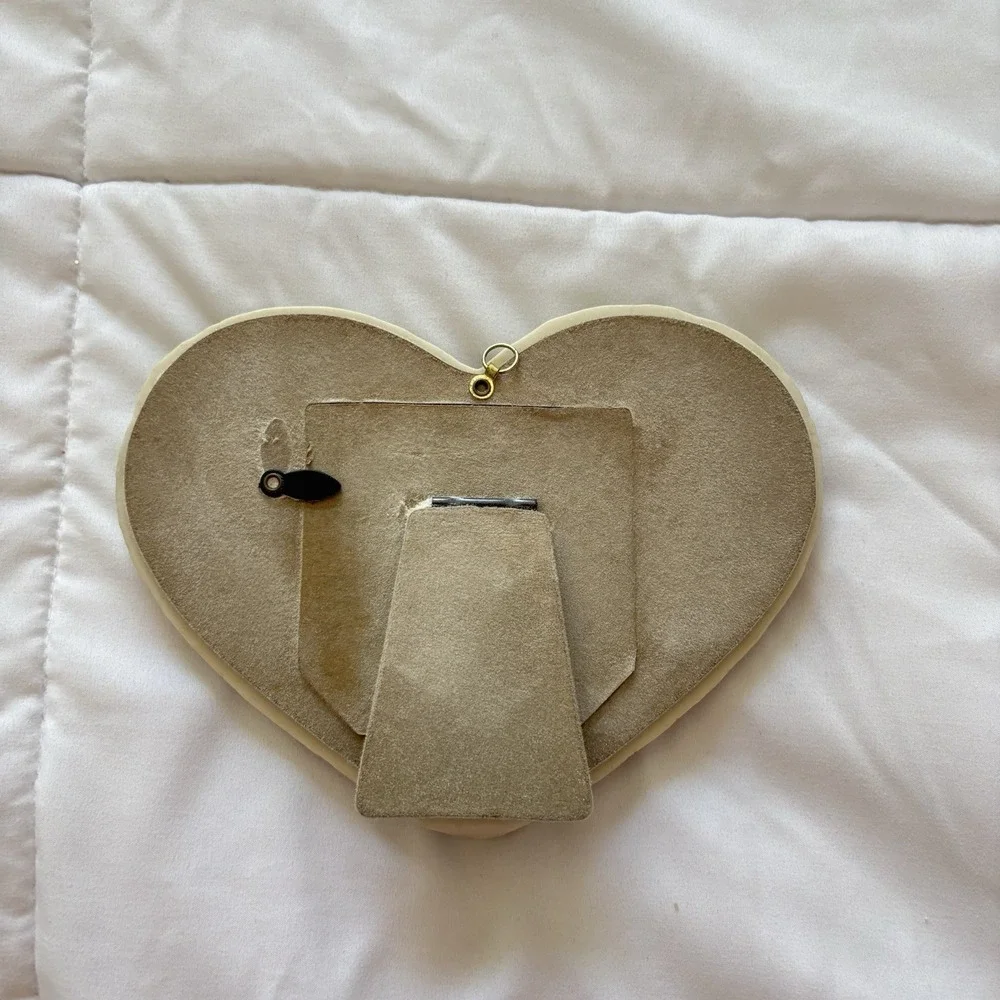 Vintage 90s Heart Shape Picture Frame Lily Floral Cottagecore‎ Feminine Beige